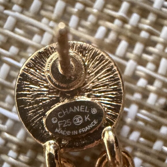 NWT Chanel 25K Black Enamel CC & Star Pendant Chain Earrings – Gold Tone, Rare - Picture 7 of 8